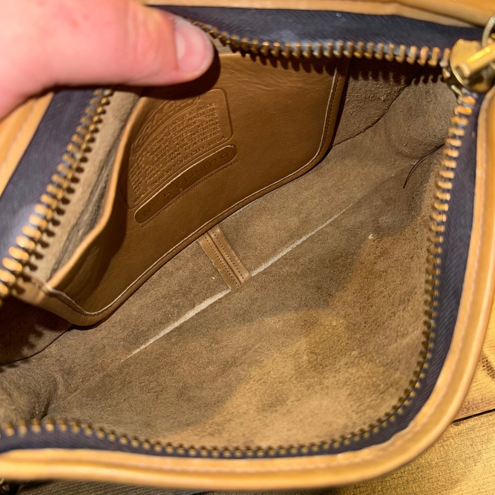 Vintage 1970s Coach #9455 British Tan Zippered Clutch Crossbody Basic Bag - Picture 8 of 11